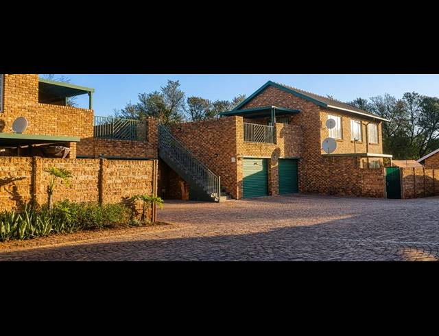 2 BEDROOM TOWNHOUSE FOR SALE IN ROOIHUISKRAAL NORTH